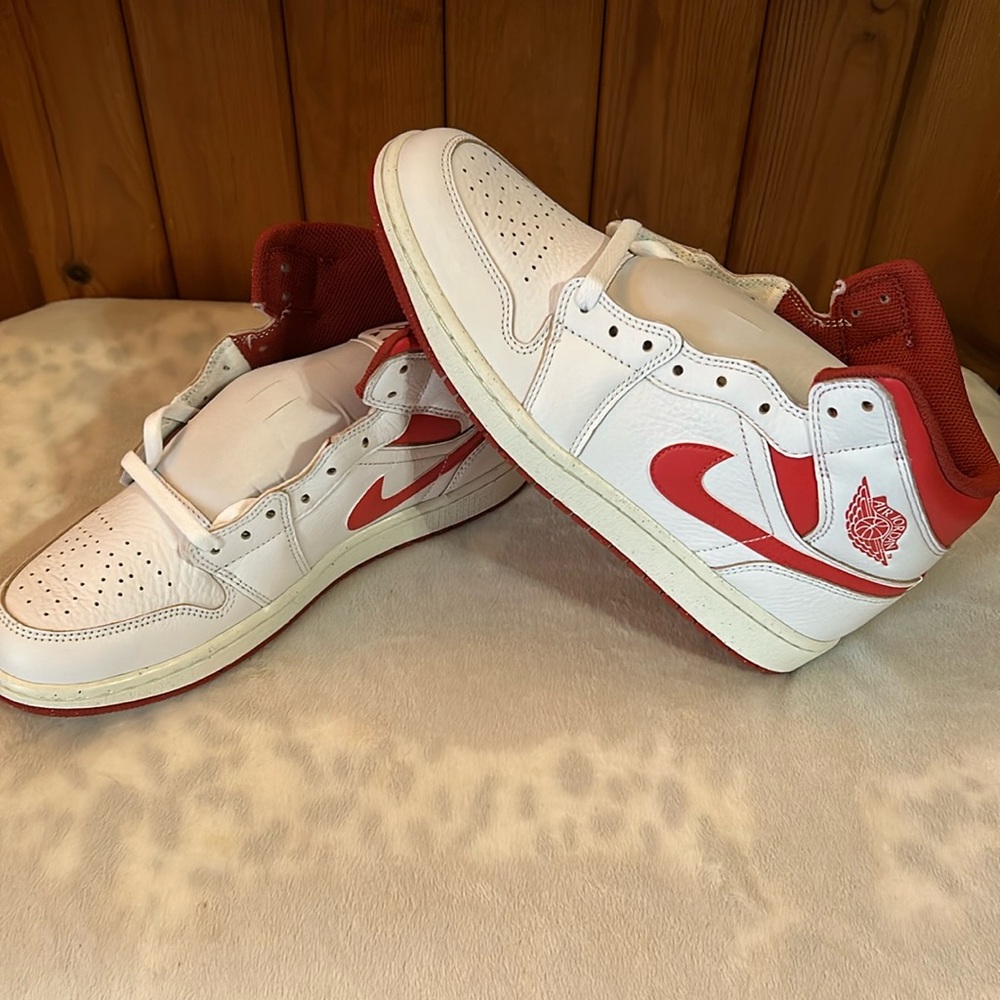 Air Jordan 1 Mid SE Size 9.5 US Men’s SKU FJ3458-160
